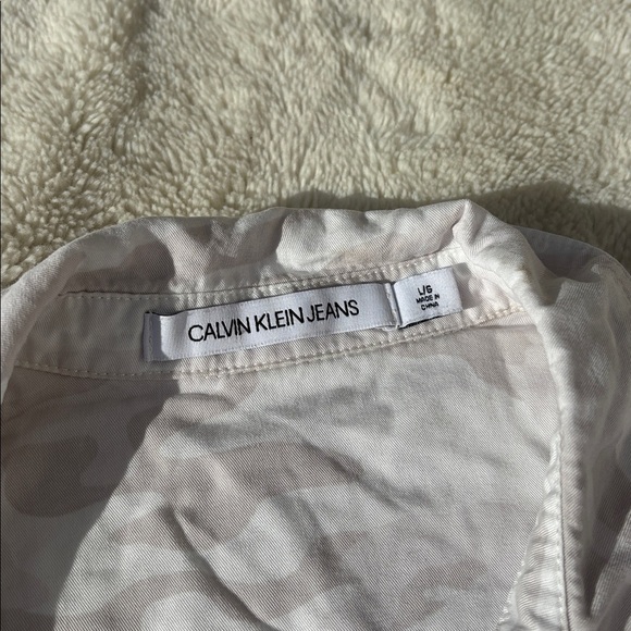 Calvin Klein White Tencel Button-Up Shirt – Size L | Soft Structure | Minimalist - Picture 2 of 6